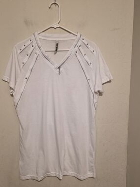TRUE ROCK White V-Neck Studded Zipper Accent Short Sleeve T-Shirt Size L